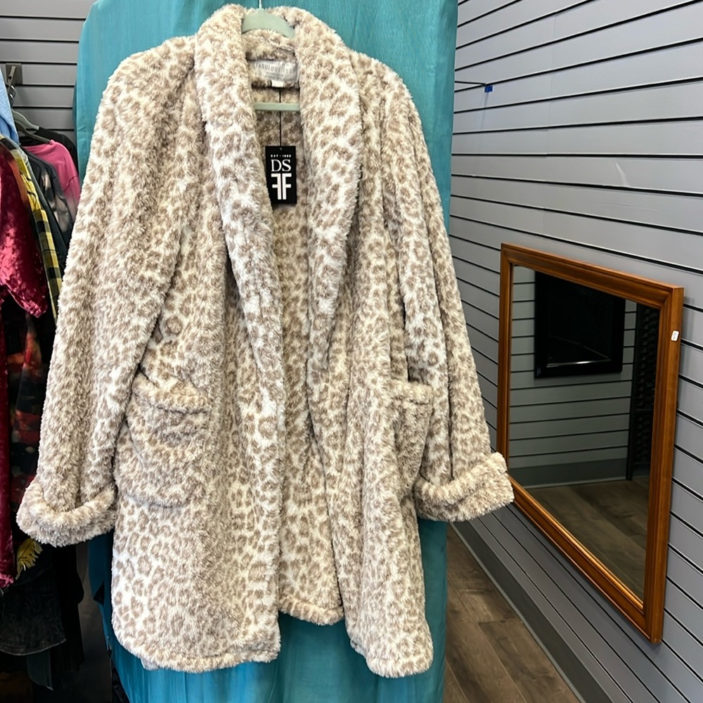 NWT Snow Leopard Faux Fur Cozy Robe
